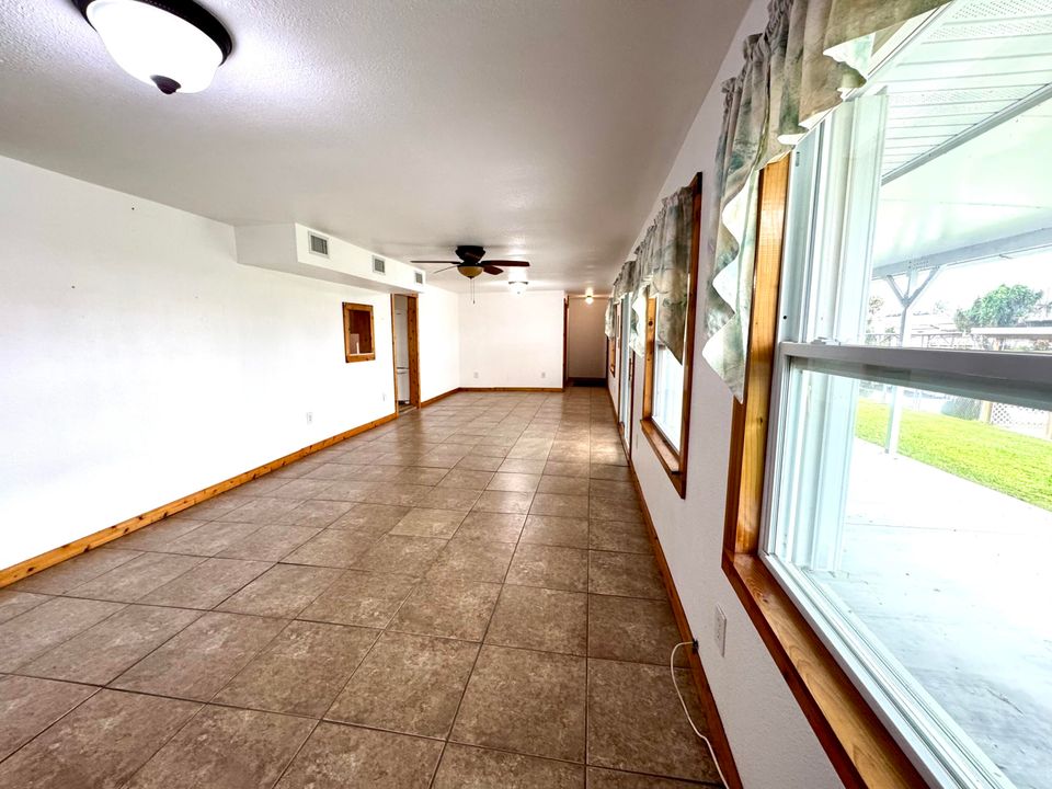 For Sale: $285,000 (3 beds, 2 baths, 1672 Square Feet)