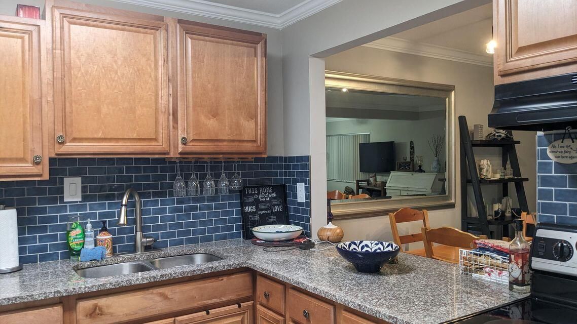 For Sale: $119,000 (2 beds, 1 baths, 894 Square Feet)