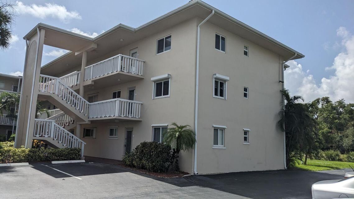 For Sale: $119,000 (2 beds, 1 baths, 894 Square Feet)