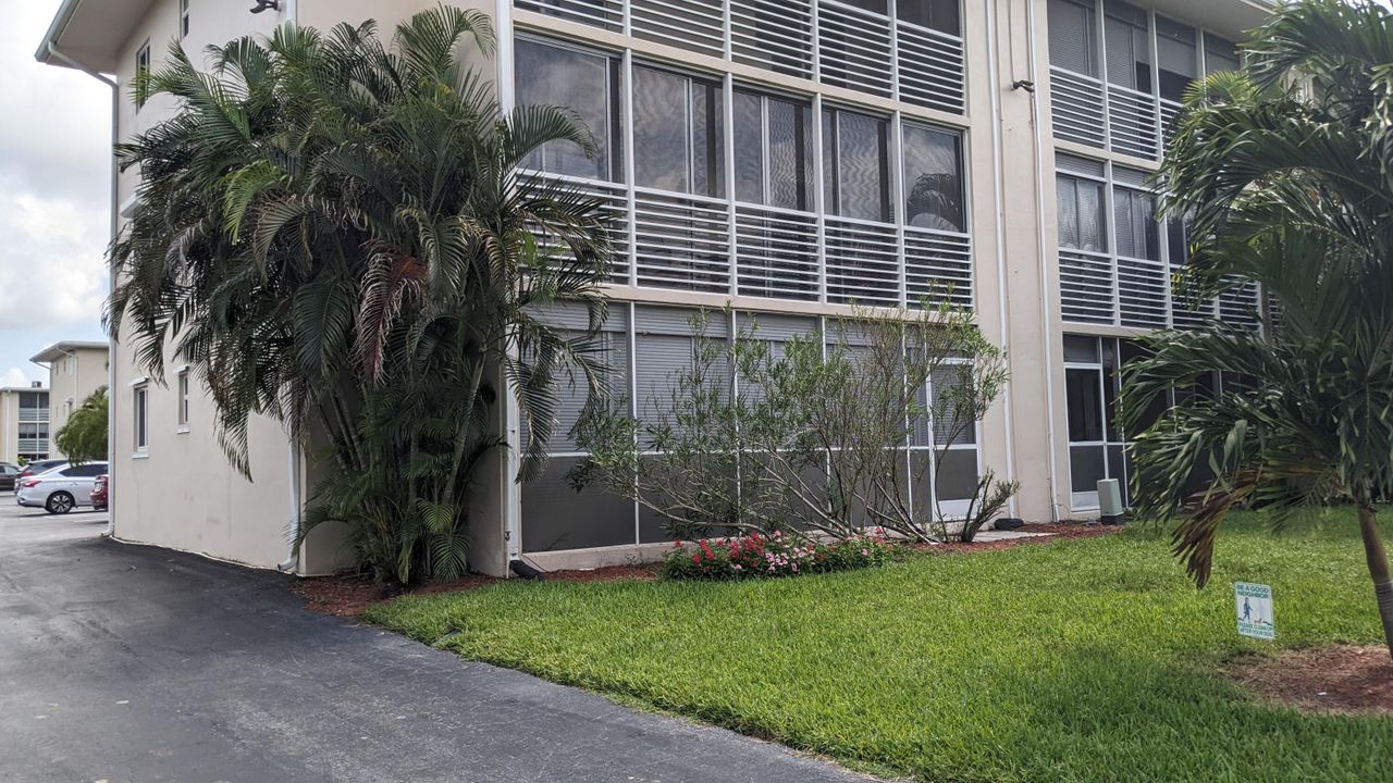 For Sale: $119,000 (2 beds, 1 baths, 894 Square Feet)