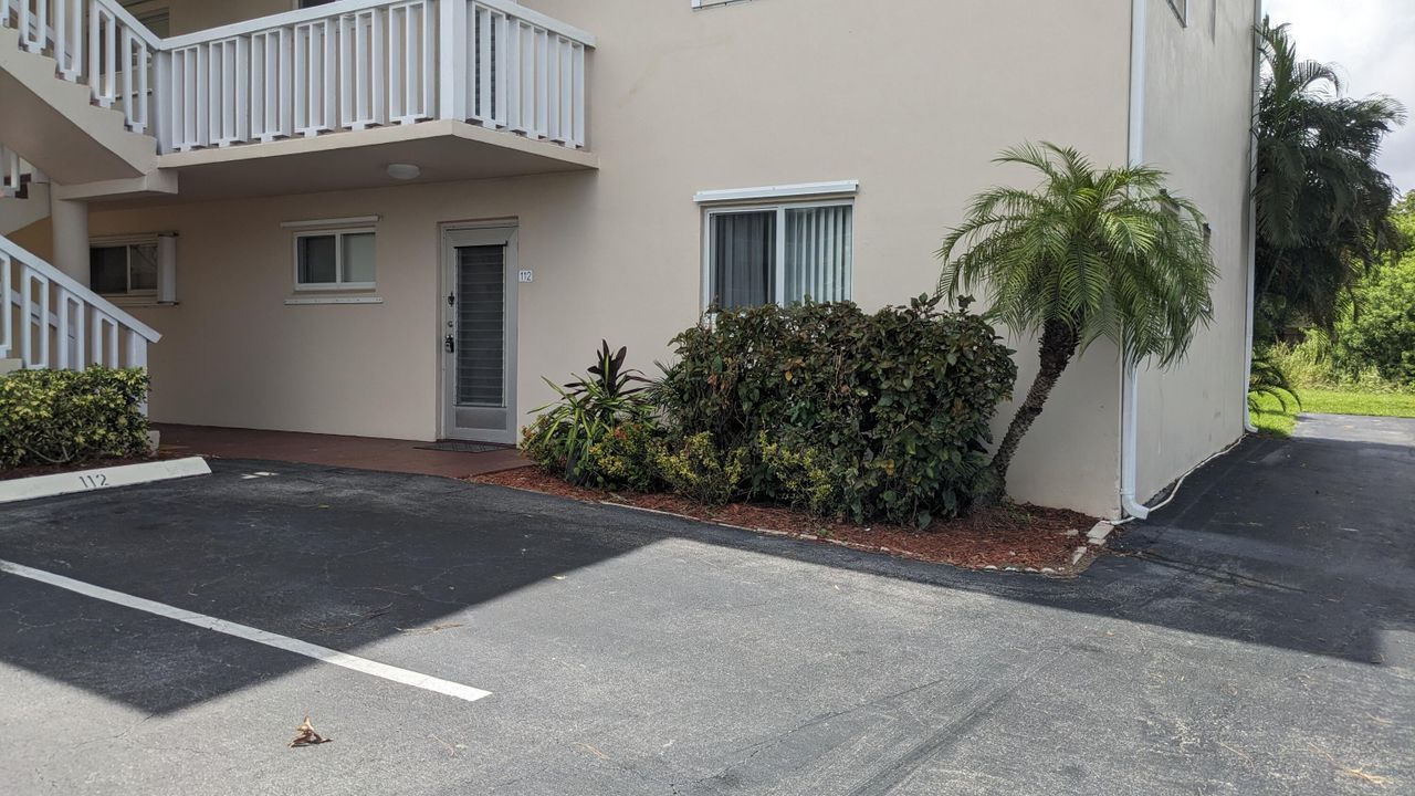 For Sale: $119,000 (2 beds, 1 baths, 894 Square Feet)