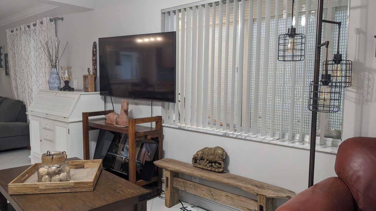 For Sale: $119,000 (2 beds, 1 baths, 894 Square Feet)