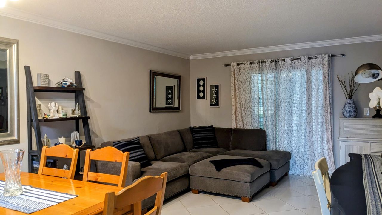 For Sale: $119,000 (2 beds, 1 baths, 894 Square Feet)