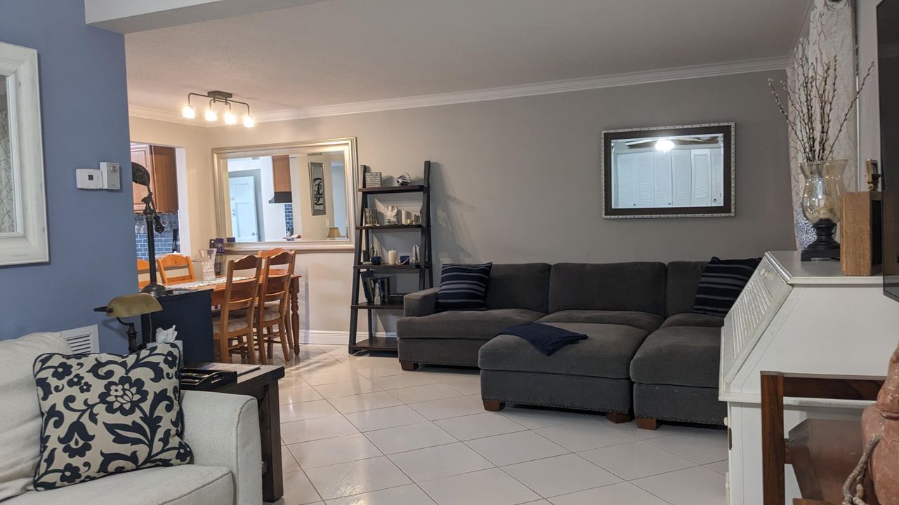 For Sale: $119,000 (2 beds, 1 baths, 894 Square Feet)