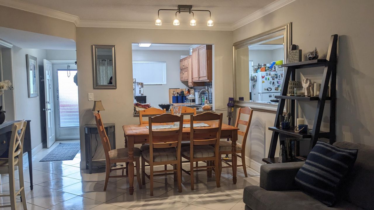 For Sale: $119,000 (2 beds, 1 baths, 894 Square Feet)