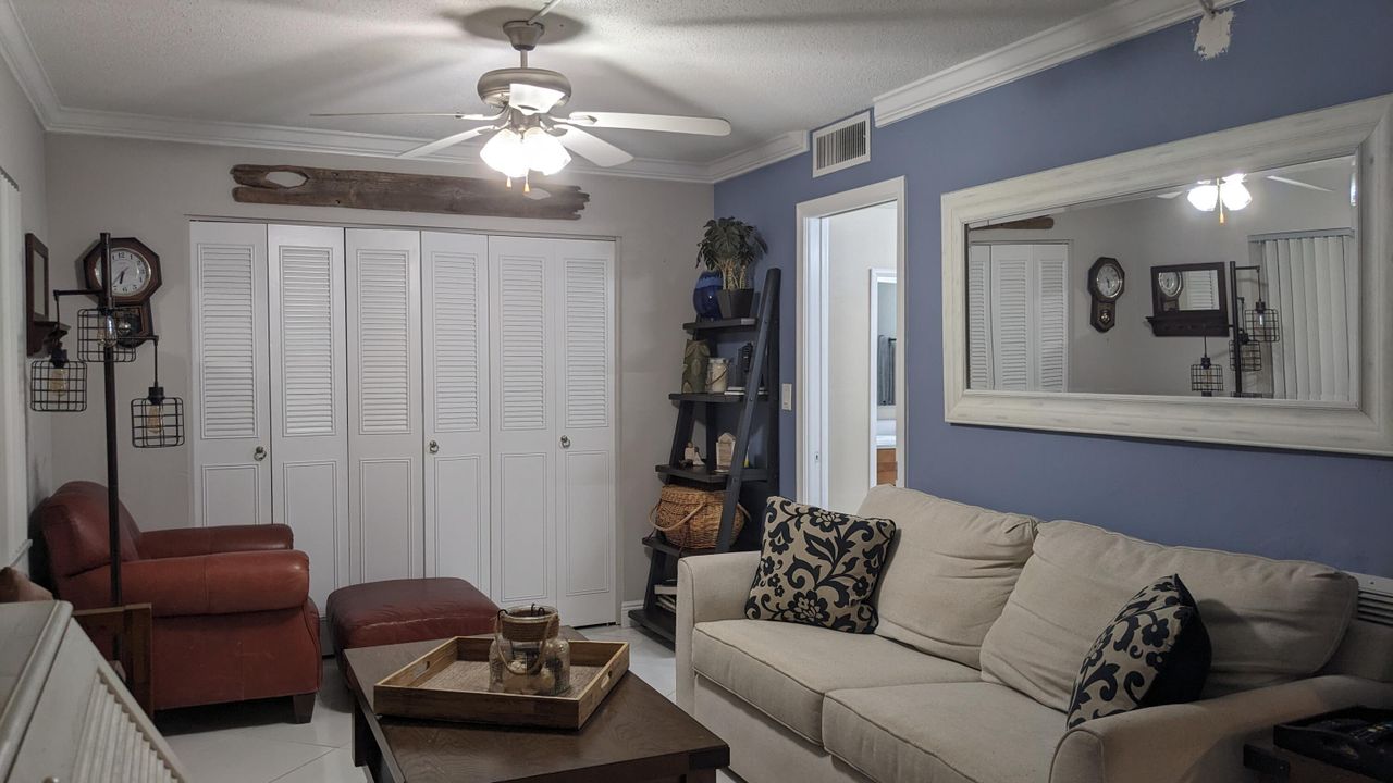 For Sale: $119,000 (2 beds, 1 baths, 894 Square Feet)