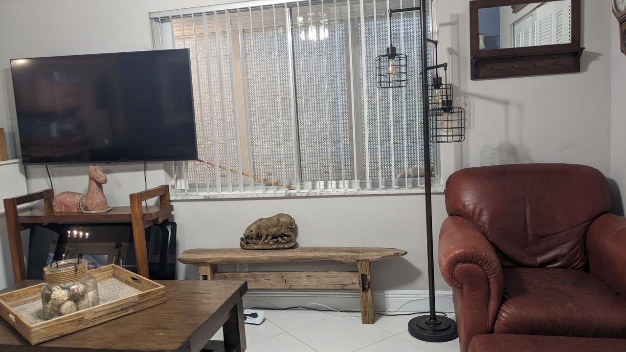 For Sale: $119,000 (2 beds, 1 baths, 894 Square Feet)