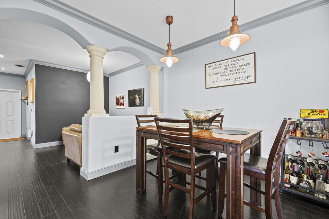 Activo con contrato: $374,900 (3 camas, 2 baños, 1386 Pies cuadrados)