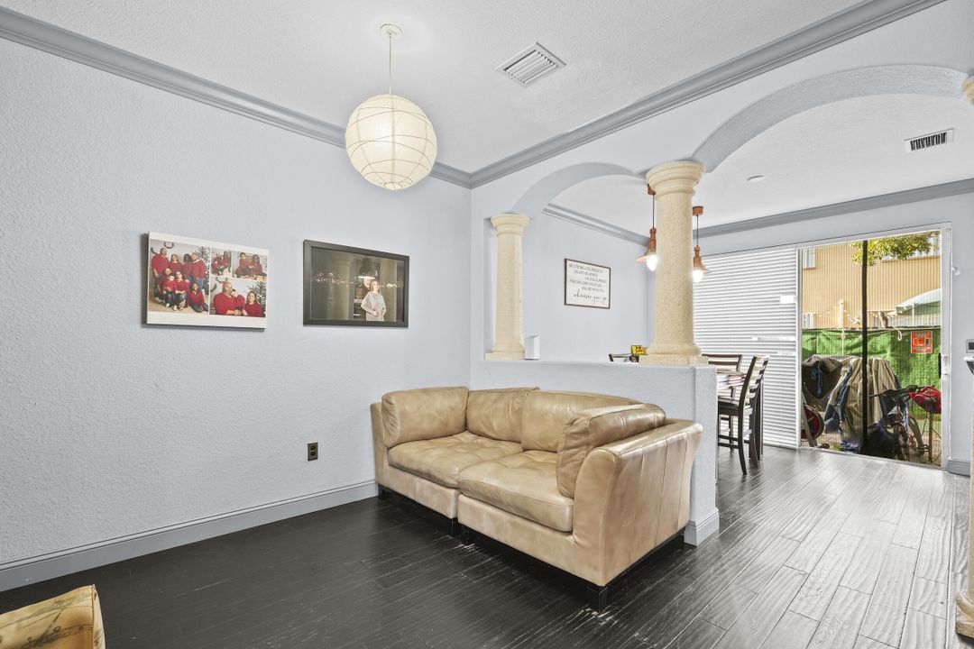 Activo con contrato: $374,900 (3 camas, 2 baños, 1386 Pies cuadrados)