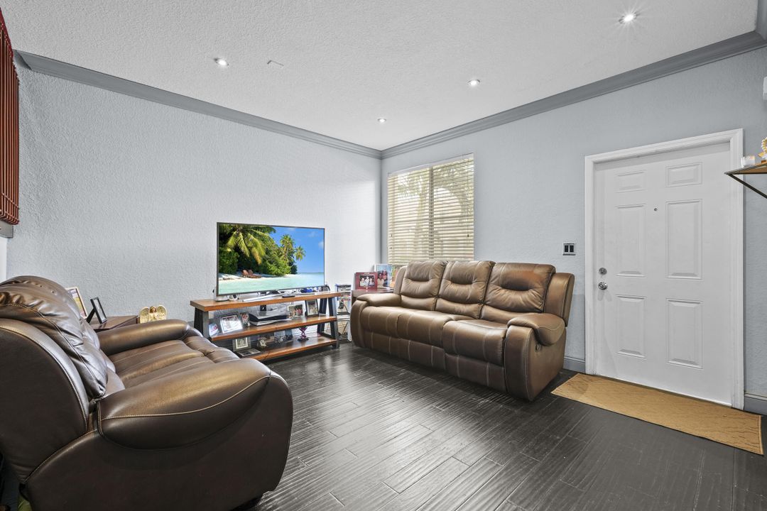 Activo con contrato: $374,900 (3 camas, 2 baños, 1386 Pies cuadrados)