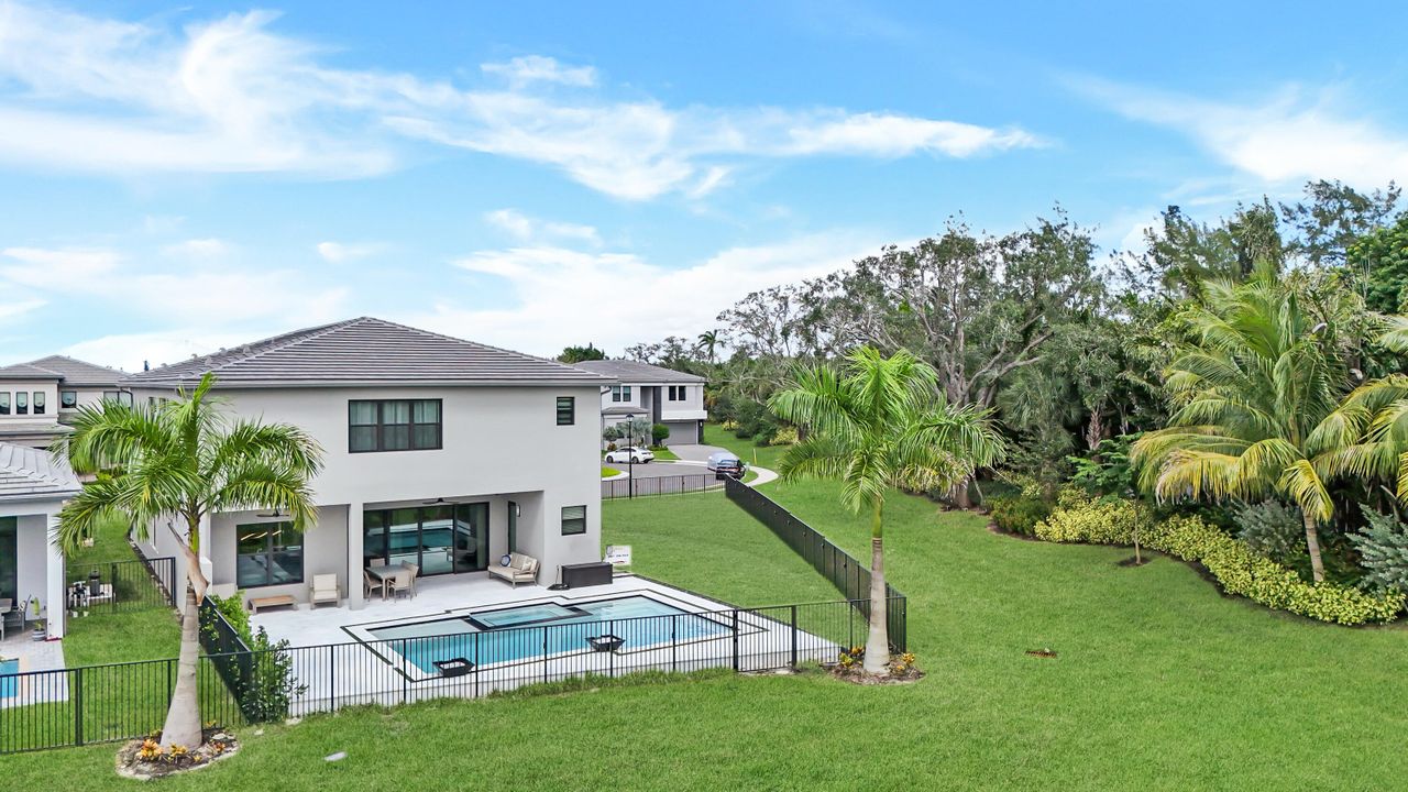 Active With Contract: $2,250,000 (5 beds, 7 baths, 4605 Square Feet)