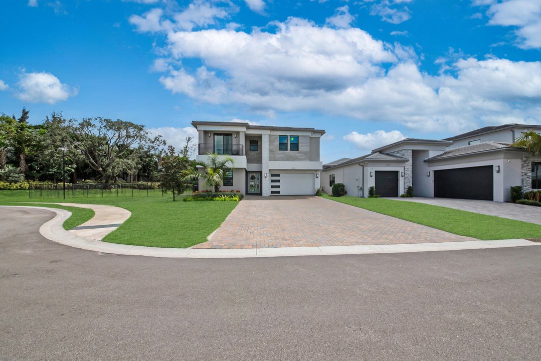 Active With Contract: $2,250,000 (5 beds, 7 baths, 4605 Square Feet)