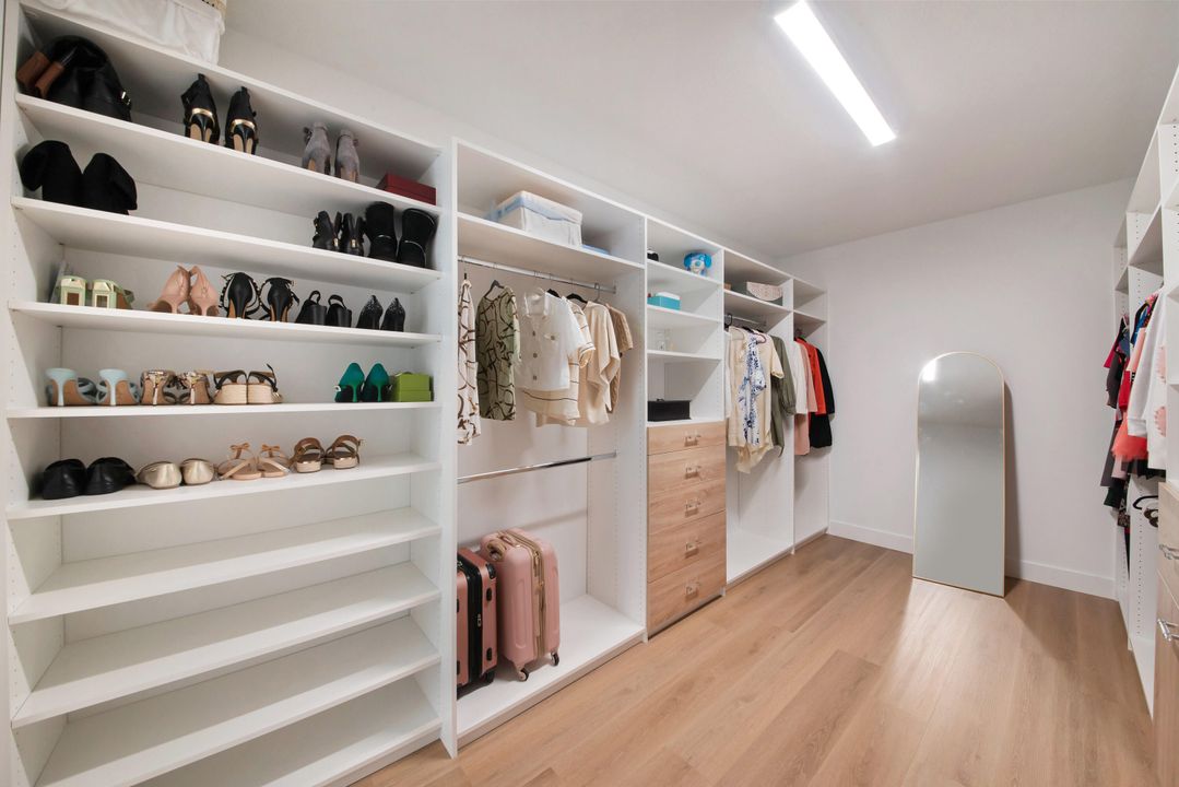 Active With Contract: $2,250,000 (5 beds, 7 baths, 4605 Square Feet)