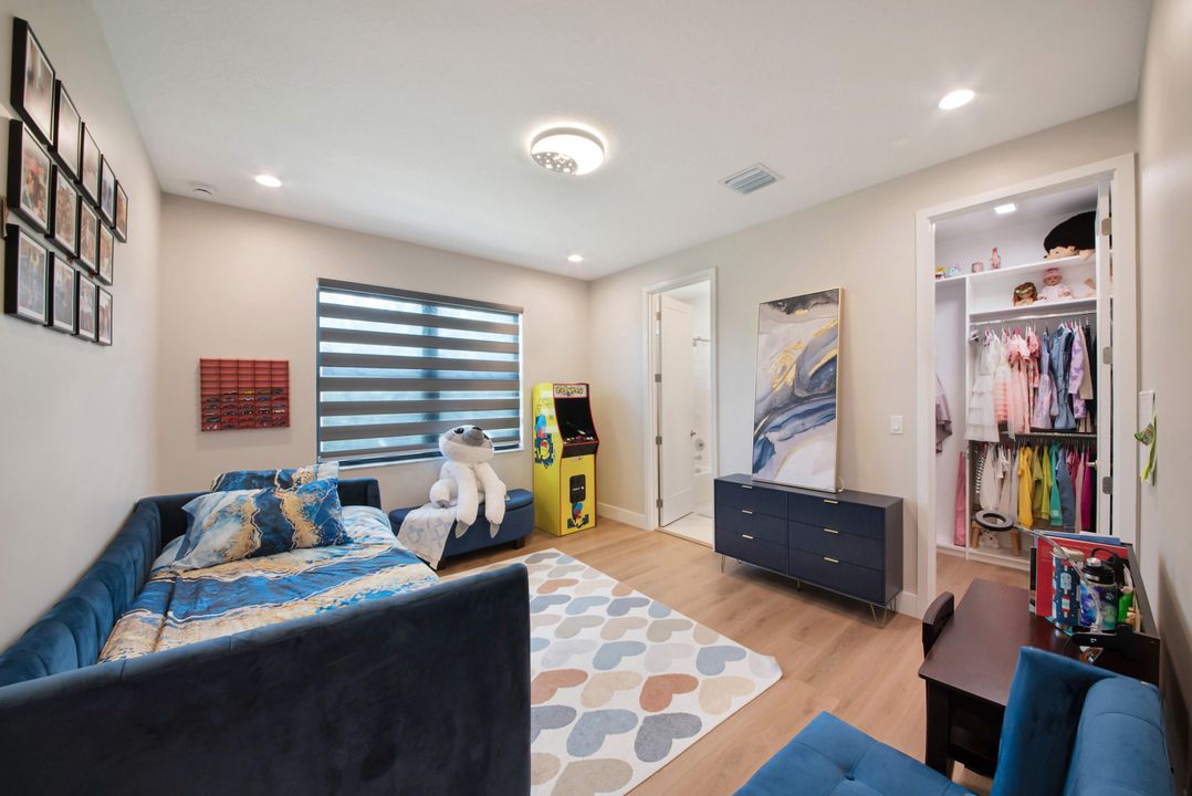 Active With Contract: $2,250,000 (5 beds, 7 baths, 4605 Square Feet)