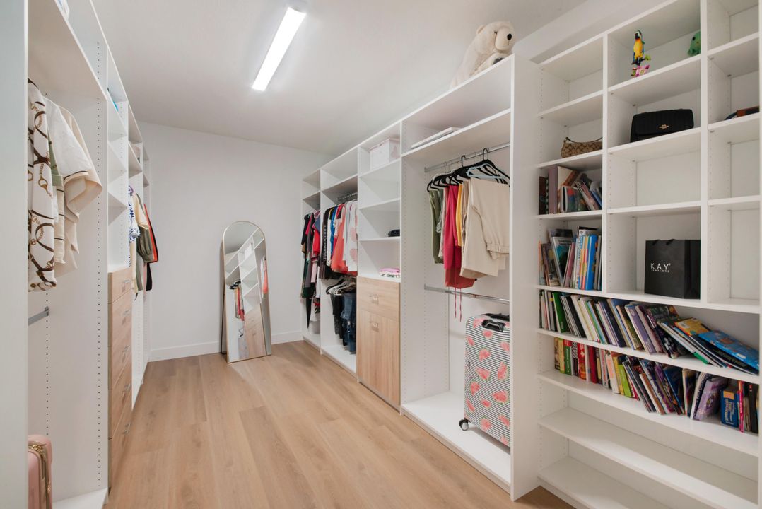 Active With Contract: $2,250,000 (5 beds, 7 baths, 4605 Square Feet)