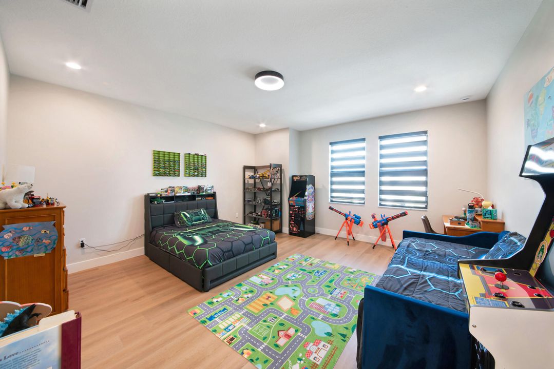 Active With Contract: $2,250,000 (5 beds, 7 baths, 4605 Square Feet)