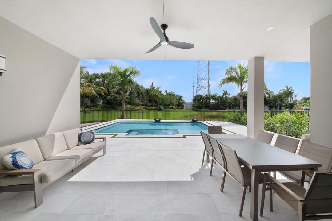 Active With Contract: $2,250,000 (5 beds, 7 baths, 4605 Square Feet)