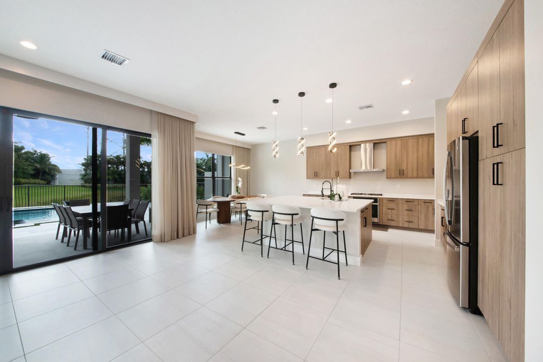 Active With Contract: $2,250,000 (5 beds, 7 baths, 4605 Square Feet)