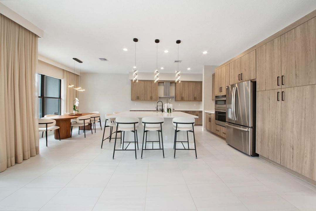 Active With Contract: $2,250,000 (5 beds, 7 baths, 4605 Square Feet)