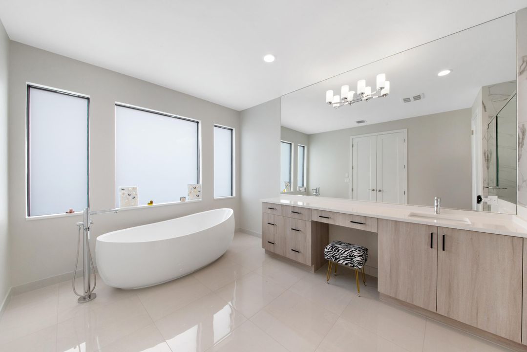 Active With Contract: $2,250,000 (5 beds, 7 baths, 4605 Square Feet)