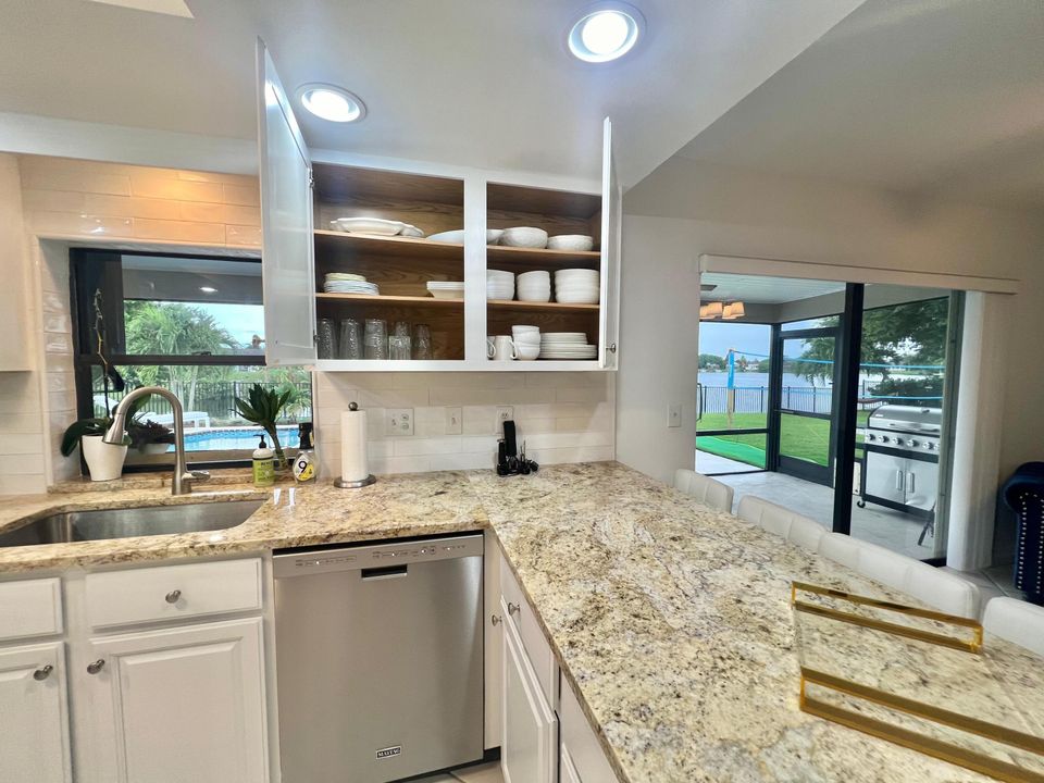 出租: $11,000 (3 贝兹, 2 浴室, 2000 平方英尺)