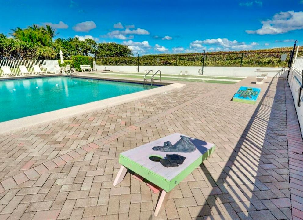 Active With Contract: $380,000 (1 beds, 1 baths, 774 Square Feet)