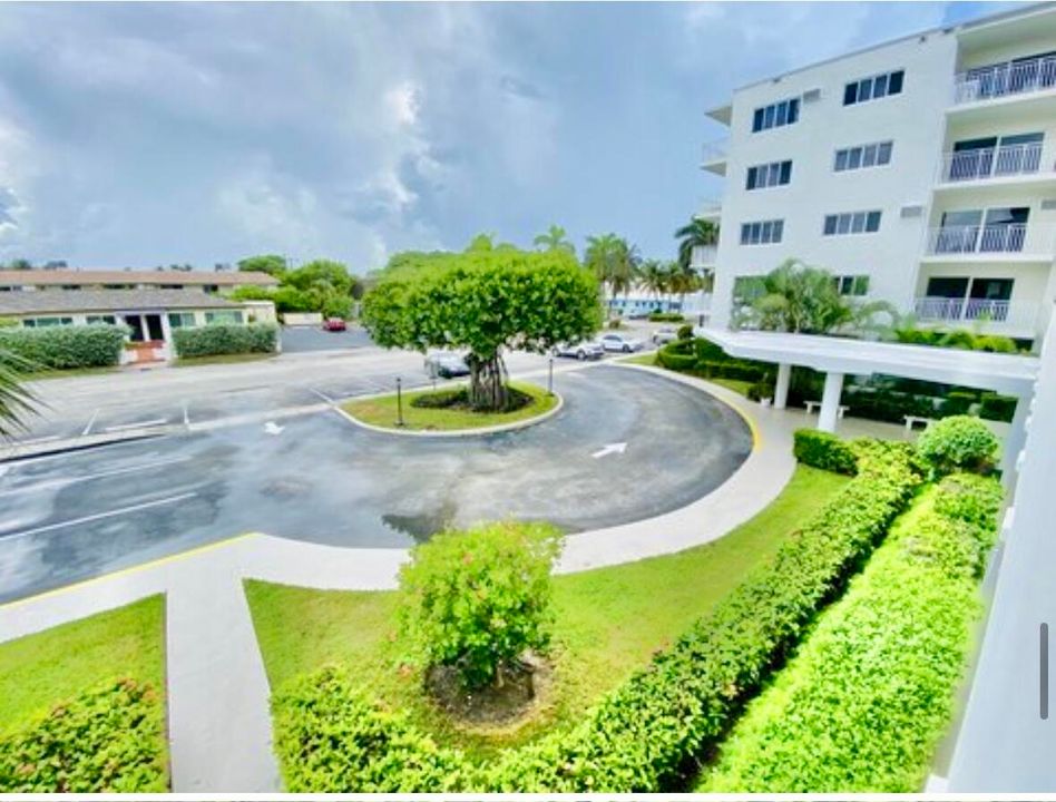 Active With Contract: $380,000 (1 beds, 1 baths, 774 Square Feet)