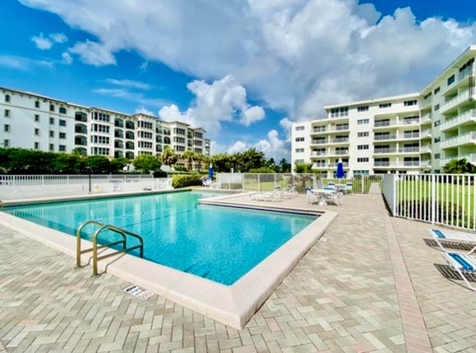 Active With Contract: $380,000 (1 beds, 1 baths, 774 Square Feet)