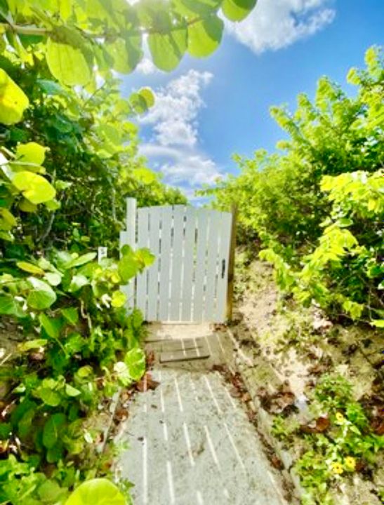 Active With Contract: $380,000 (1 beds, 1 baths, 774 Square Feet)