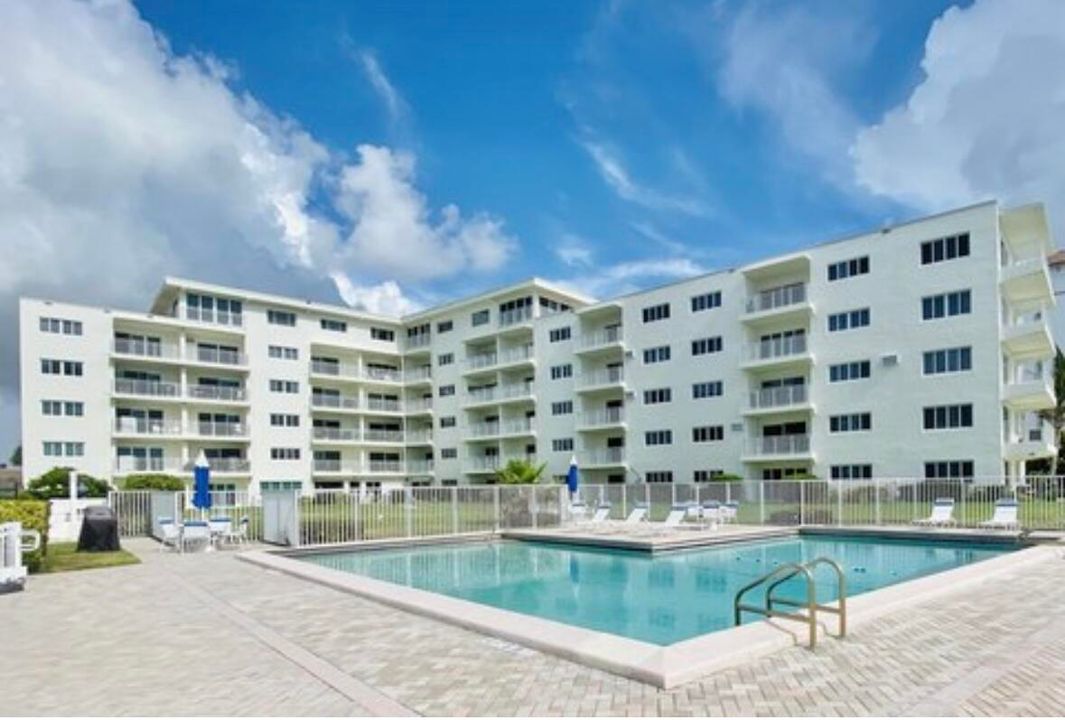 Active With Contract: $380,000 (1 beds, 1 baths, 774 Square Feet)