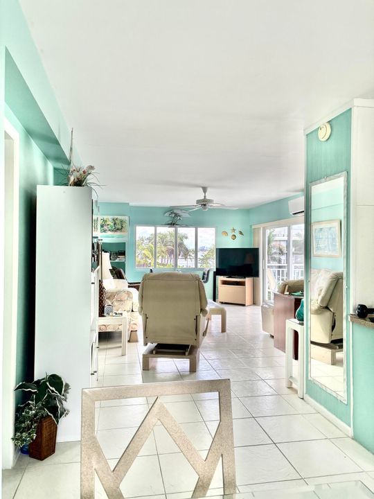 Active With Contract: $380,000 (1 beds, 1 baths, 774 Square Feet)