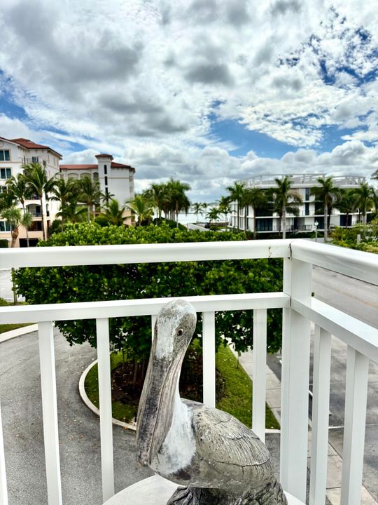 Active With Contract: $380,000 (1 beds, 1 baths, 774 Square Feet)