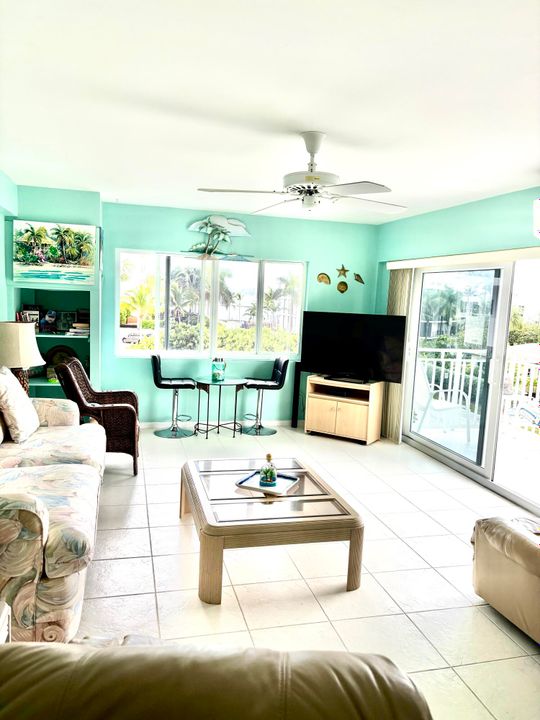 Active With Contract: $380,000 (1 beds, 1 baths, 774 Square Feet)