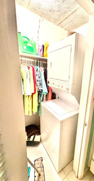 Active With Contract: $380,000 (1 beds, 1 baths, 774 Square Feet)