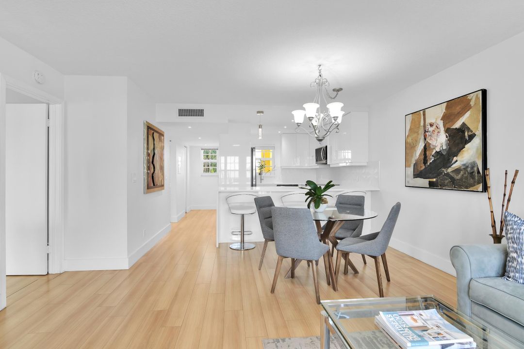 Active With Contract: $310,000 (2 beds, 2 baths, 981 Square Feet)