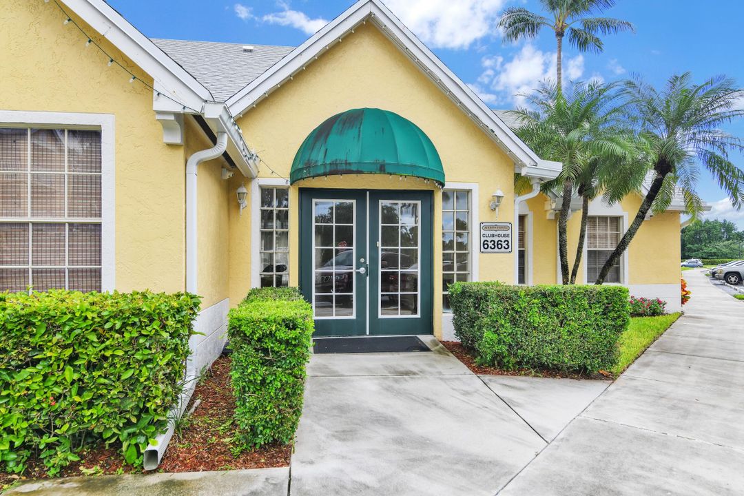 Active With Contract: $310,000 (2 beds, 2 baths, 981 Square Feet)