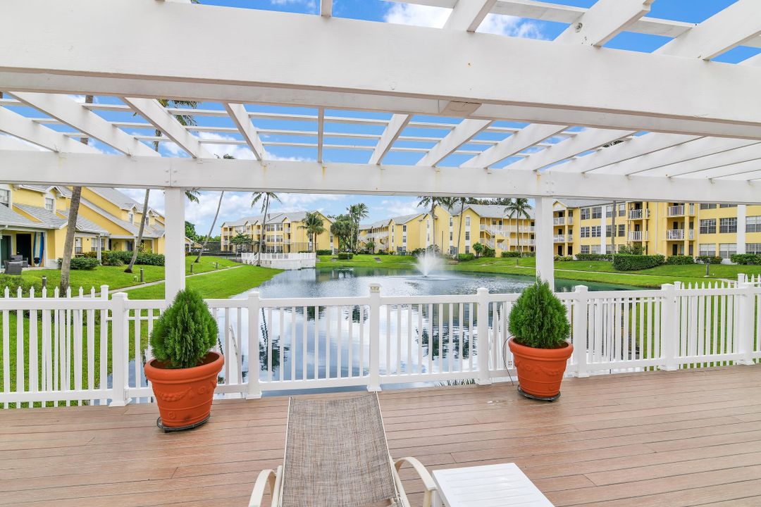 Active With Contract: $310,000 (2 beds, 2 baths, 981 Square Feet)