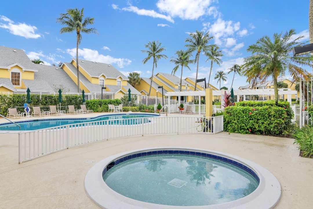 Active With Contract: $310,000 (2 beds, 2 baths, 981 Square Feet)