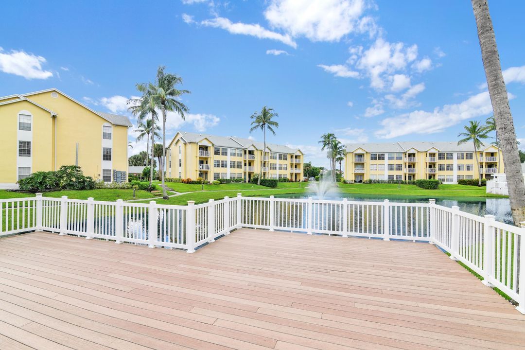 Active With Contract: $310,000 (2 beds, 2 baths, 981 Square Feet)