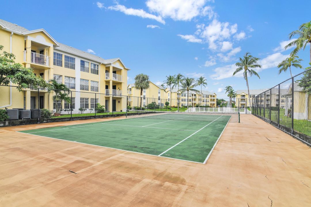 Active With Contract: $310,000 (2 beds, 2 baths, 981 Square Feet)