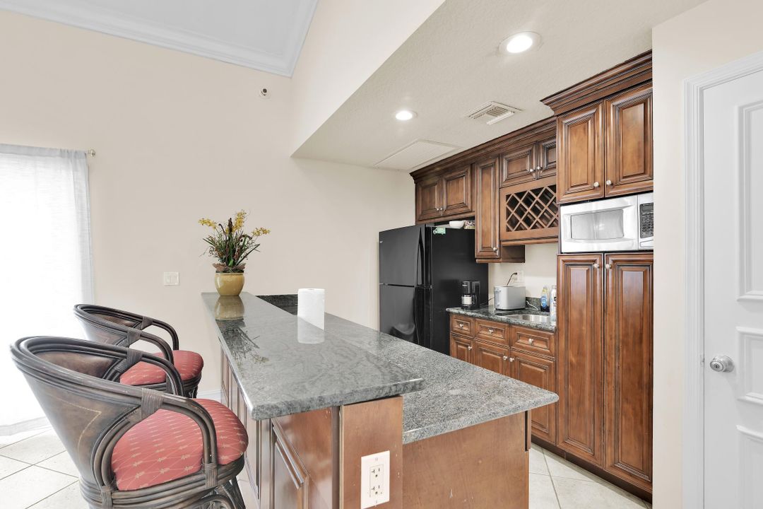 Active With Contract: $310,000 (2 beds, 2 baths, 981 Square Feet)