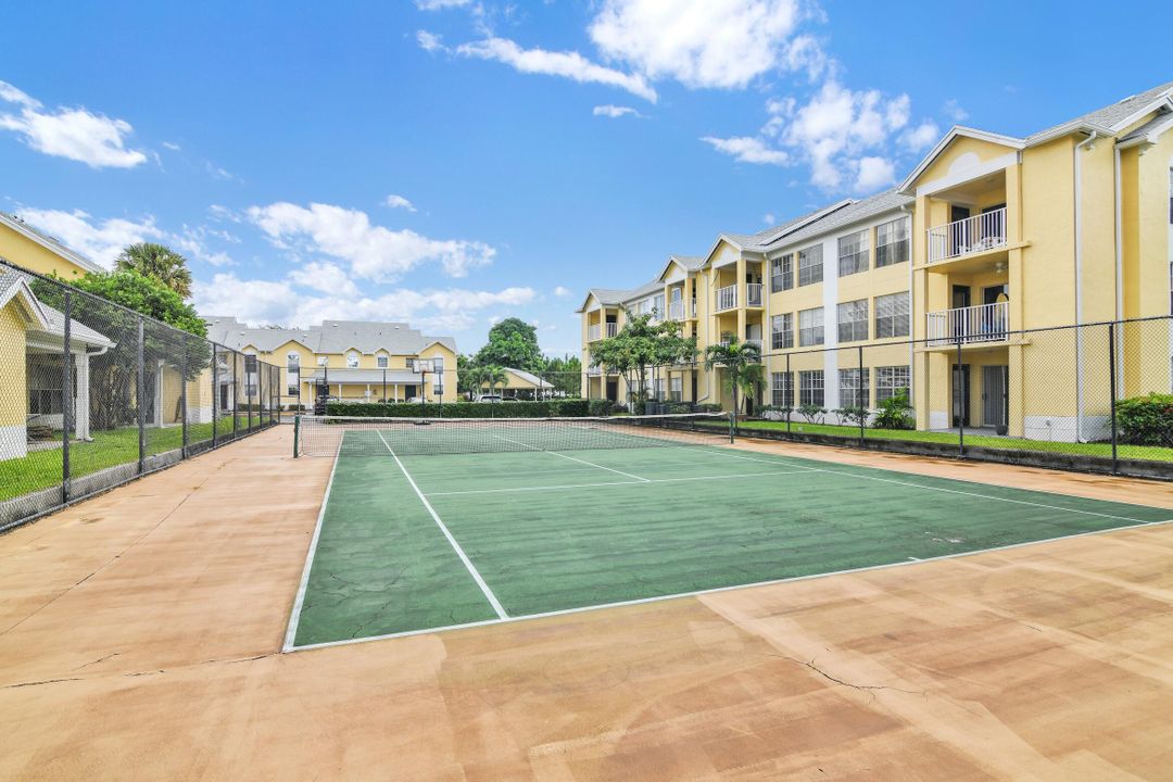 Active With Contract: $310,000 (2 beds, 2 baths, 981 Square Feet)