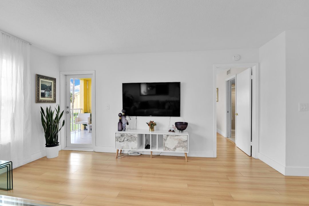 Active With Contract: $310,000 (2 beds, 2 baths, 981 Square Feet)