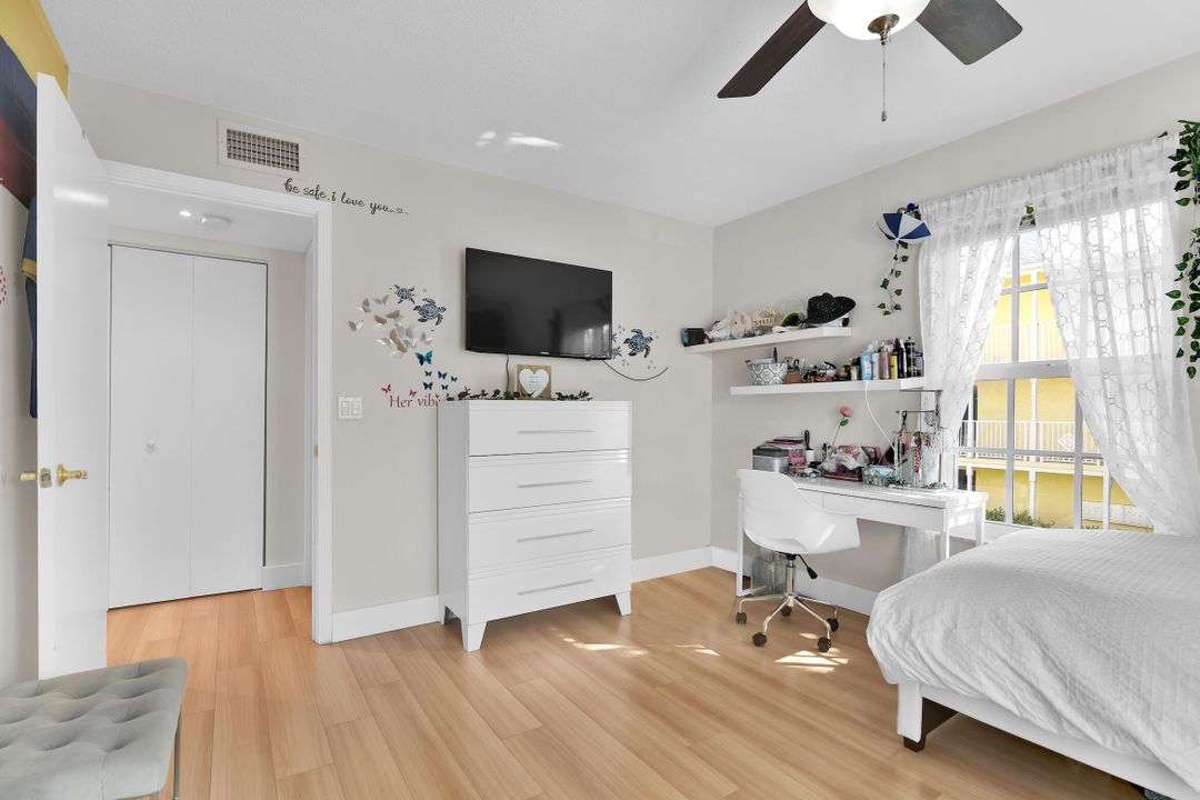 Active With Contract: $310,000 (2 beds, 2 baths, 981 Square Feet)