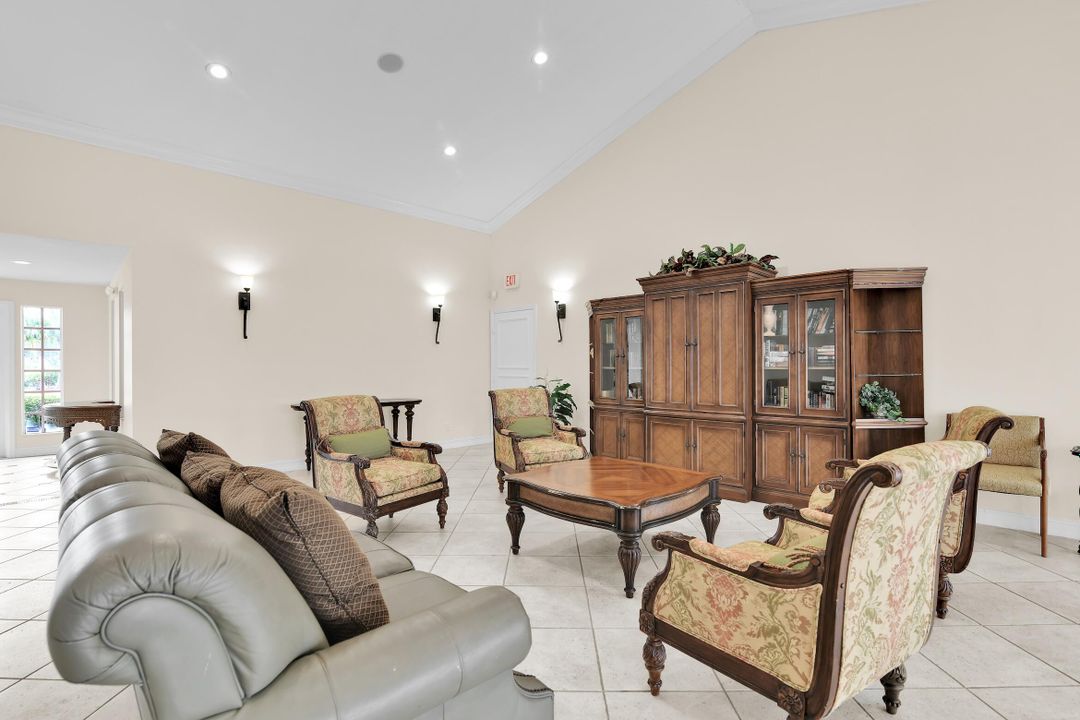 Active With Contract: $310,000 (2 beds, 2 baths, 981 Square Feet)