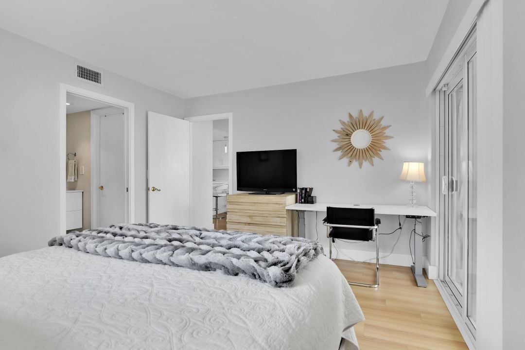 Active With Contract: $310,000 (2 beds, 2 baths, 981 Square Feet)