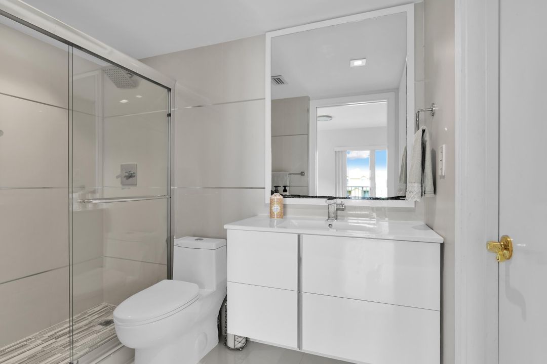 Active With Contract: $310,000 (2 beds, 2 baths, 981 Square Feet)