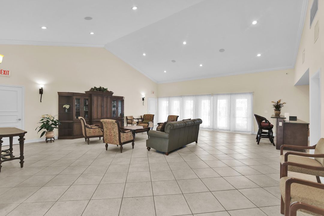 Active With Contract: $310,000 (2 beds, 2 baths, 981 Square Feet)