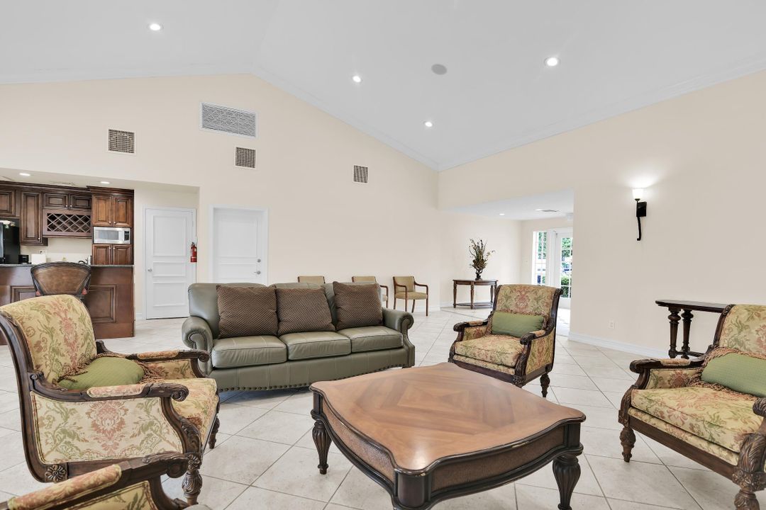 Active With Contract: $310,000 (2 beds, 2 baths, 981 Square Feet)