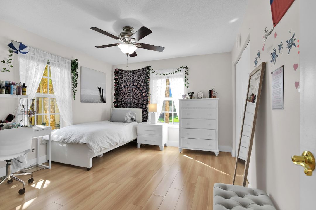 Active With Contract: $310,000 (2 beds, 2 baths, 981 Square Feet)